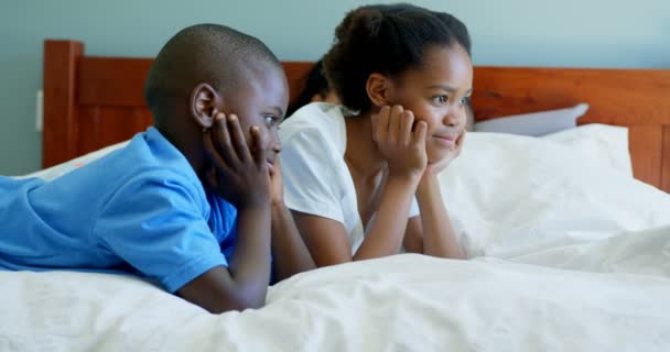 Vista Lateral Los Niños Negros Usando Ordenador Portátil Dormitorio Casa — Vídeo de stock