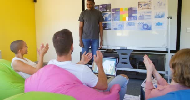 Joven Equipo Negocios Carreras Mixtas Planeando Sentado Oficina Moderna Joven — Vídeo de stock