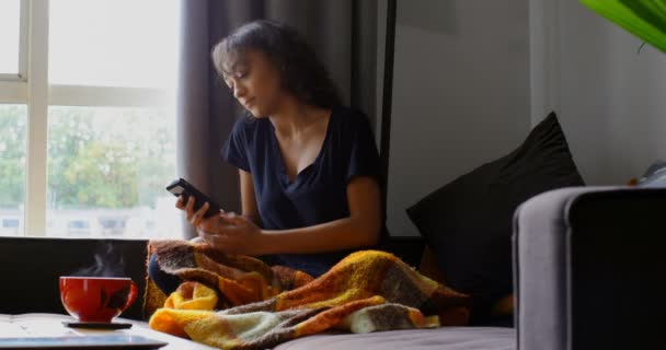 家里使用移动平底锅的妇女 拿着手机4K 的妇女 — 图库视频影像