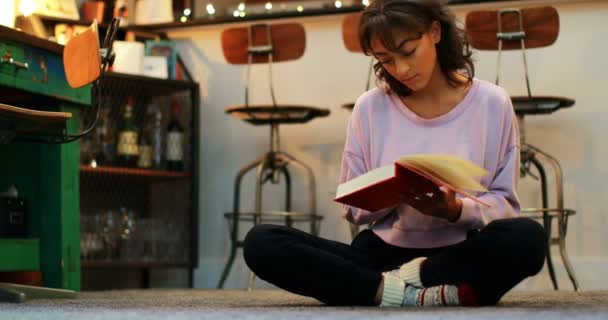 Vista Frontal Una Joven Mestiza Leyendo Libro Hogar Confortable Mujer — Vídeo de stock