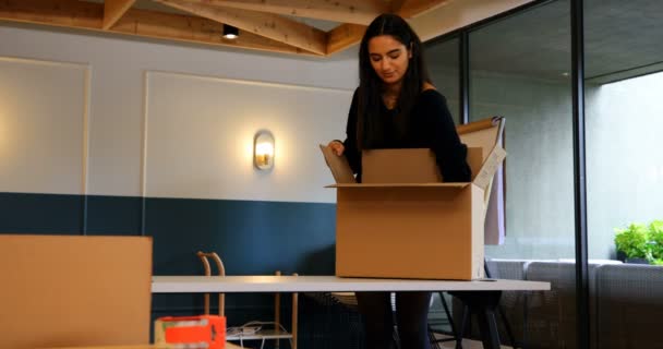Genç Yarış Arkadaşları Karton Kutular Içinde Modern Ofis Açma Karışık — Stok video