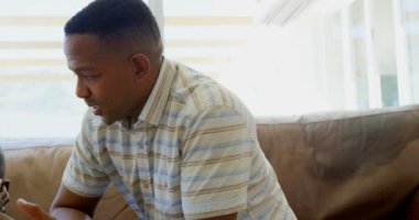 Siyah baba oğlu evde ev ödevlerinde yardımcı önden görünümü. Siyah baba ve oğul 4 k masada oturan