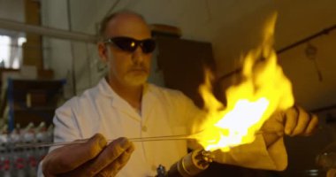 Cam cam fabrikasında oluşturma olgun erkek işçi önden görünümü. Olgun erkek işçi cam 4 k Isıtma