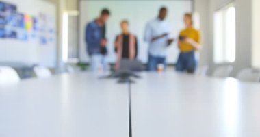 Karışık yarış iş ekibi modern ofis multimedya aygıtlarını çalışıyor. Karışık yarış iş ekibi 4 k çoklu ortam aygıtları tartışıyor