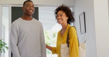 Yeni evlerinde mutlu siyah çift ayakta açık bakış. Siyah çift birbirlerine 4 k kucaklayan