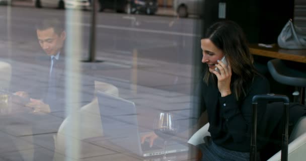 Zijaanzicht Van Mooie Kaukasische Zakenvrouw Praten Mobiele Telefoon Het Hotel — Stockvideo