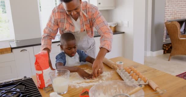 Preto Pai Filho Fazendo Biscoitos Cozinha Casa Preto Pai Ajudando — Vídeo de Stock