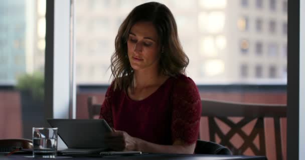 Güzel Beyaz Modern Otel Dijital Tablet Üzerinde Çalışan Kadını Önden — Stok video