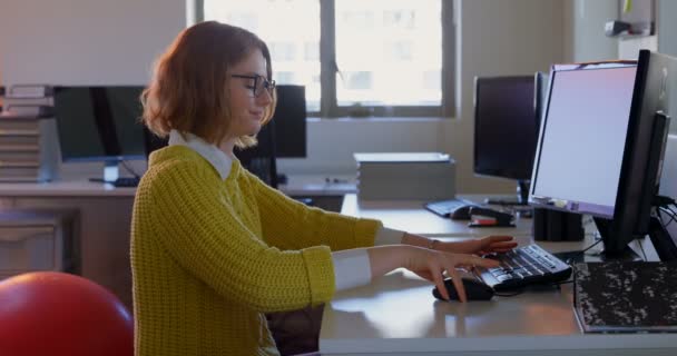 年轻的高加索女性高管在现代办公室的办公桌上工作的侧视图 坐在4K 桌的年轻的高加索人 — 图库视频影像
