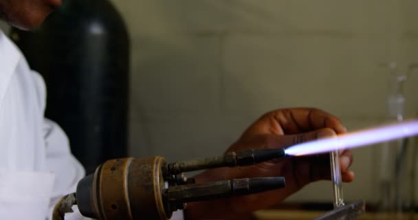 Erkek Işçinin Cam Üfleme Cam Fabrikasında Yakın Çekim Erkek Işçi — Stok video