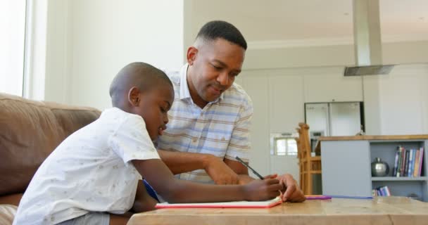 Vue Latérale Père Noir Aidant Son Fils Avec Les Devoirs — Video