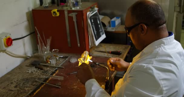 Vue Latérale Travailleur Masculin Mature Créant Verre Dans Une Usine — Video