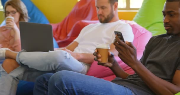 Siyah Erkek Yönetici Cep Telefonuyla Modem Ofisinde Tek Kullanımlık Bardak — Stok video
