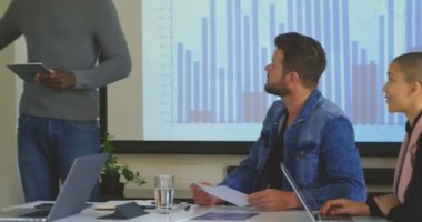 Genç yarış iş planlama ekibini ve modern ofiste otururken karıştırılır. Genç yarış iş takım grafik 4 k üzerinde tartışırken karışık