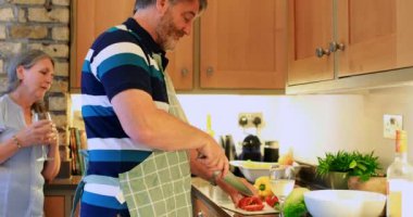 Eski beyaz komuta sizde kesme sebze bir mutfak yan görünüm. Bardak su ve etkileşen 4 k ile duran eski üst düzey kadın