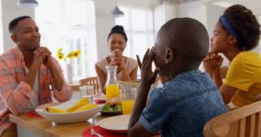 Birlikte yemek yemek masası üzerinde önce dua mutlu siyah aile. Siyah aile ev 4 k eğleniyor