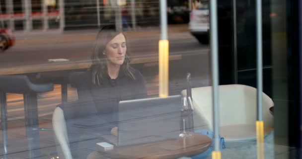 Vorderseite Der Schönen Kaukasischen Geschäftsfrau Die Einem Modernen Hotel Laptop — Stockvideo