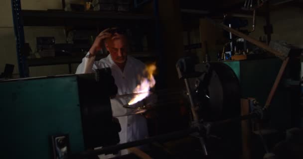 Caucasian Male Worker Creating Glass Glass Factory Male Worker Heating — Stock Video