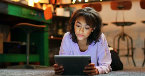 안락한 가정에 디지털 태블릿을 여자의 바닥에 — 비디오