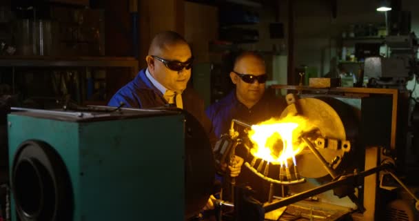 Deux Travailleurs Masculins Créant Verre Dans Une Usine Verre Travailleurs — Video