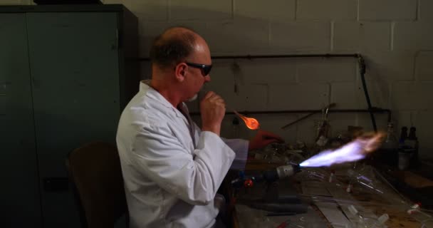 Vue Latérale Travailleur Masculin Caucasien Soufflant Verre Dans Une Usine — Video