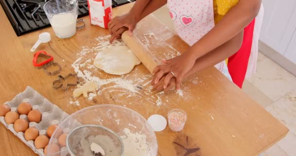 Vue Angle Élevé Mère Fille Noires Pâtisserie Biscuits Dans Cuisine — Video