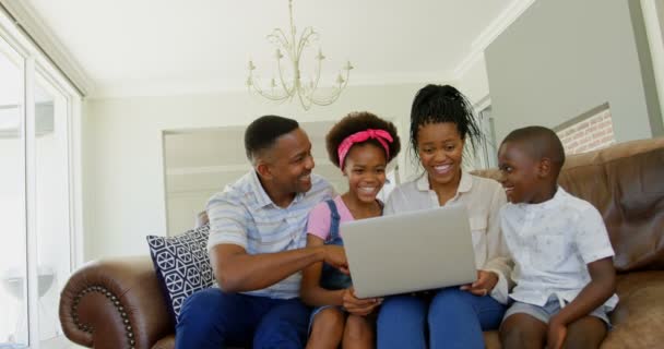 Framifrån Familjen Black Använder Laptop Vardagsrummet Hemma Svart Familjen Roligt — Stockvideo