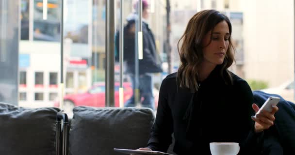 Otel Kahve Yaparken Cep Telefonuyla Güzel Beyaz Kadını Önden Görünümü — Stok video