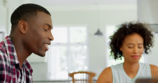 黒のカップルが家で一緒に祈って を一緒に座って黒人カップル — ストック動画