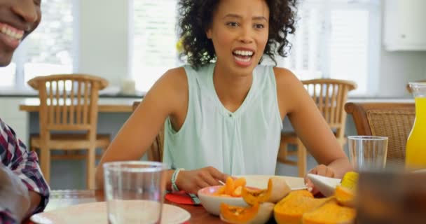 Familia Negra Comiendo Comida Mesa Comedor Casa Familia Negra Interactuando — Vídeos de Stock