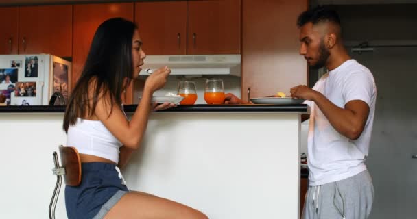 亚洲年轻夫妇在家里的厨房里一起吃东西的侧视图 年轻的亚洲夫妇在厨房4K — 图库视频影像