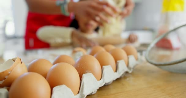 Close Bandeja Ovos Bancada Cozinha Casa Mãe Filha Preparando Comida — Vídeo de Stock