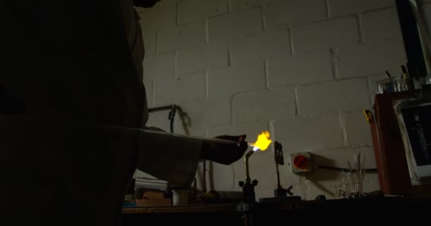 ガラス工房でガラスを吹く男性労働者のクローズ アップ 男性ワーカー加熱ガラス — ストック動画