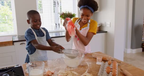 Vista Frontal Felices Hermanos Negros Horneando Galletas Cocina Casa Hermanos — Vídeo de stock