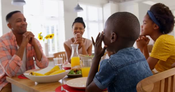 Feliz Familia Negra Rezando Juntos Antes Comida Mesa Del Comedor — Vídeos de Stock