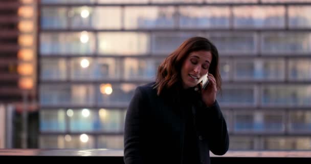 在手机上谈论美丽的高加索女商人的正面看法 站在阳台4K 的高加索女商人 — 图库视频影像
