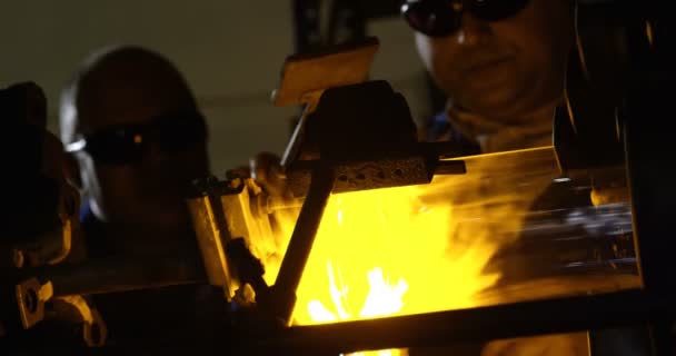 成熟的印度男工在玻璃厂做玻璃 成熟的印度男性工人使用玻璃吹火炬4K — 图库视频影像