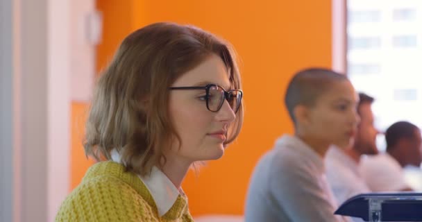 Vue Latérale Jeunes Femmes Cadres Caucasiennes Travaillant Bureau Dans Bureau — Video