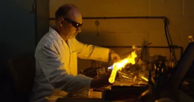 Olgun erkek işçi cam cam fabrikasında oluşturma yan görünüm. Olgun erkek işçi cam 4 k Isıtma