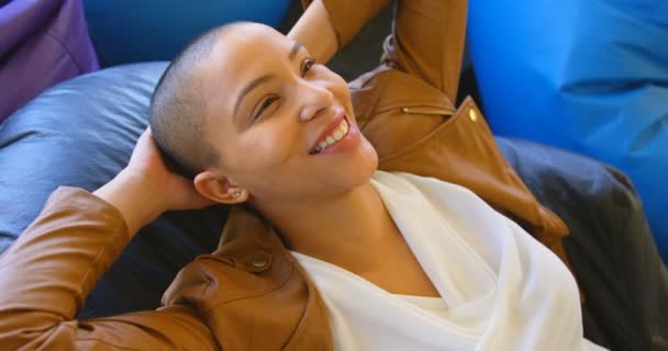 Elle Modern Ofisindeki Başının Arkasında Oturan Genç Beyaz Kadın Yönetici — Stok video