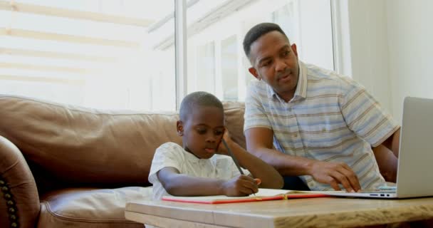 Vue Face Père Noir Aidant Son Fils Avec Les Devoirs — Video