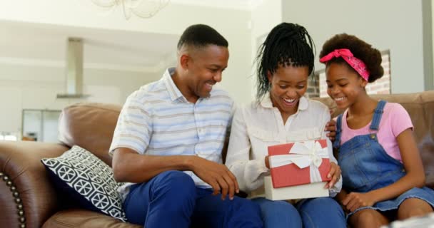 Vue Face Père Fille Noirs Donnant Cadeau Anniversaire Femme Dans — Video