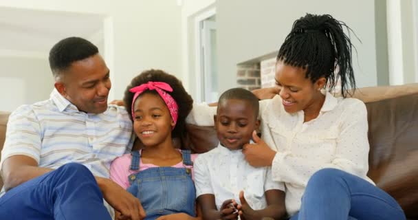 在家里的客厅里 黑人家庭相互互动的正面景观 黑色家庭在客厅4K — 图库视频影像