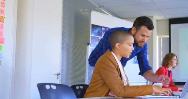 Vista Lateral Jovens Colegas Negócios Caucasianos Discutindo Sobre Laptop Escritório — Vídeo de Stock