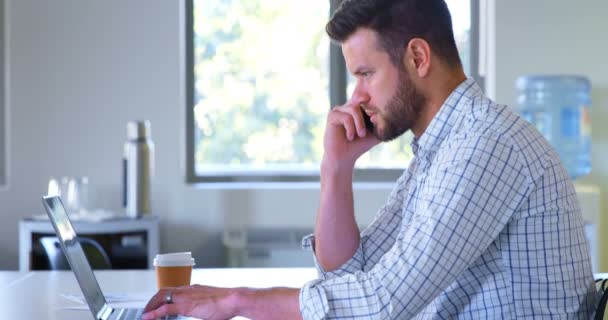 Widok Boku Młodych Kaukaski Mężczyzna Executive Rozmowy Telefon Komórkowy Pomocą — Wideo stockowe