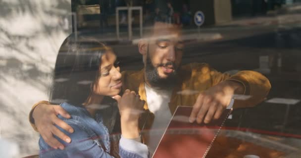 Vista Frontal Joven Pareja Asiática Discutiendo Sobre Tarjeta Menú Cafetería — Vídeos de Stock