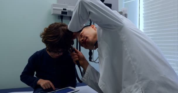 Vue Latérale Jeune Médecin Asiatique Qui Examine Une Oreille Garçon — Video