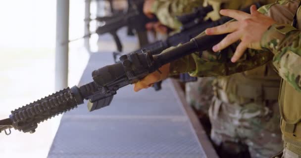 Vista Lateral Soldados Militares Raza Mixta Disparando Rifles Prácticas Tiro — Vídeo de stock