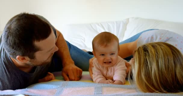 Des Parents Caucasiens Couchés Avec Leur Bébé Sur Lit Maison — Video