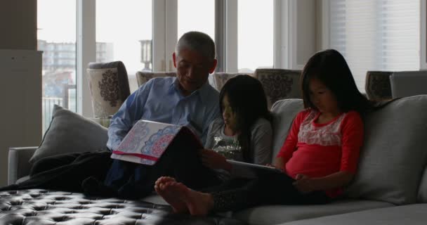 Vista Frontal Velho Avô Asiático Sênior Netas Bonitos Usando Tablet — Vídeo de Stock